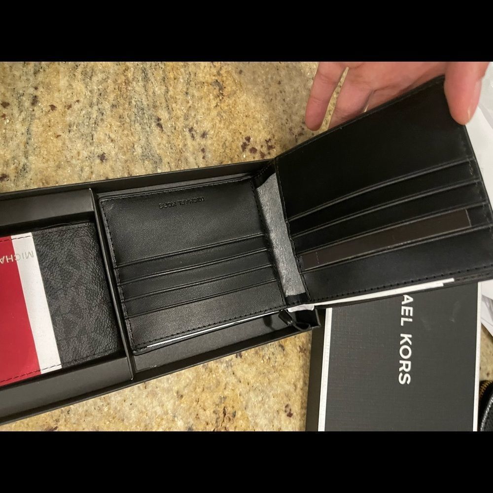 New 🧔🏽‍♂️ Mk mens gift set  double wallets - Picture 3 of 9